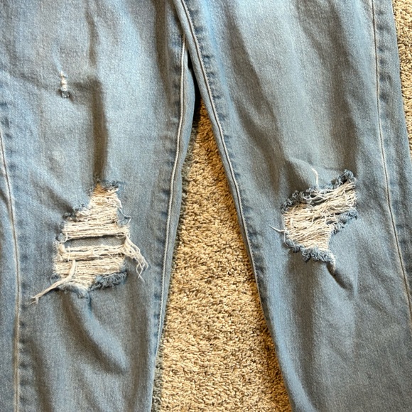 Light wash SO high rise mom jeans! size 0/24W, only worn a few times - Picture 3 of 4